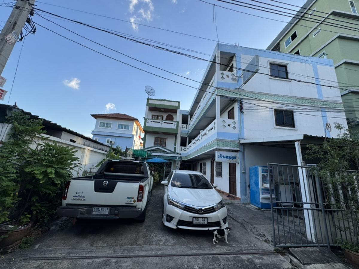 For SaleBusinesses for saleRatchadapisek, Huaikwang, Suttisan : House and apartment for sale in the heart of Huai Khwang, very cheap!!! On a 100 sq.w. area, there is a three-story house and 18 apartments (fully rented) for 20 million baht. Very cheap!!! Because empty land is also selling for 150,000 baht per sq.w. If 