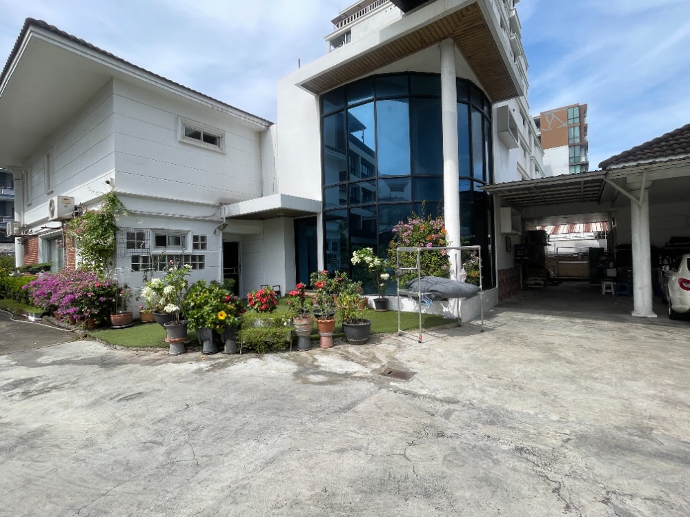 For RentHouseWitthayu, Chidlom, Langsuan, Ploenchit : Shared house, approximately 140 square meters, 2 bedrooms, 1 bathroom, in Compound, Soi Ruamrudee.