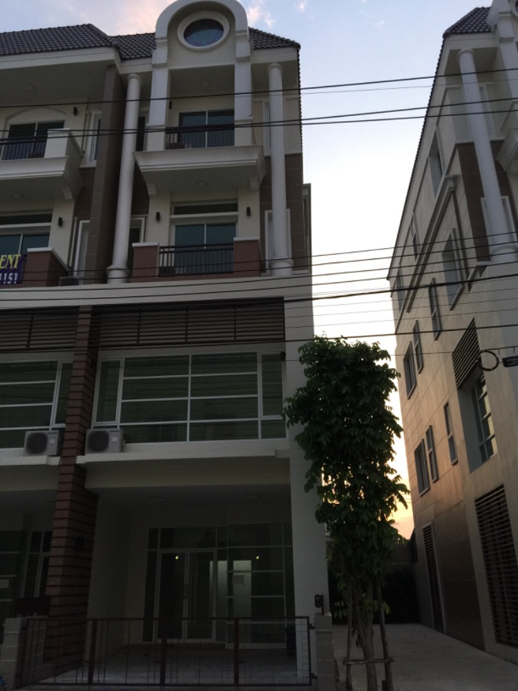 For RentHome OfficeYothinpattana,CDC : 4-storey home office, corner room, beautifully decorated, for rent, Sukonthasawat-Ram Intra area, near Nawamin City Avenue, only 2.4 km.