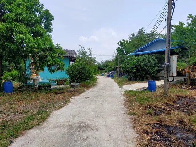 For SaleLandNakhon Pathom : Land for sale with buildings on 10 rai of land, Nakhon Chai Si District, Nakhon Pathom Province (Owner selling)