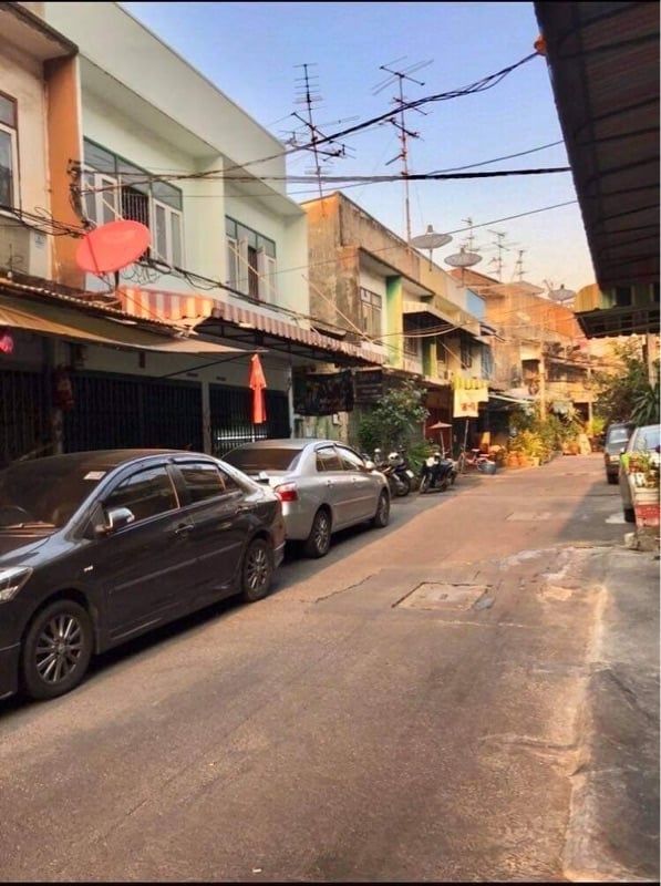 For SaleShophouseWongwianyai, Charoennakor : For sale: 2-storey shophouse with 19 vacant land units, prime location, Soi Taksin 19, Thonburi District, Bangkok