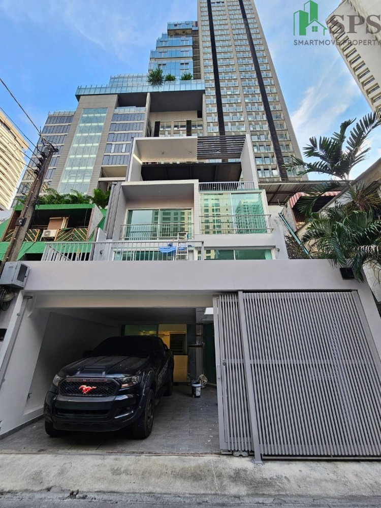 ให้เช่าทาวน์โฮมนานา : Newly renovated Townhome with an elevator for RENT in Sukhumvit 11 ให้เช่า ทาวน์โฮม รีโนเวทใหม่ พร้อมลิฟต์ ใน สุขุมวิท 11 (SPSP594)