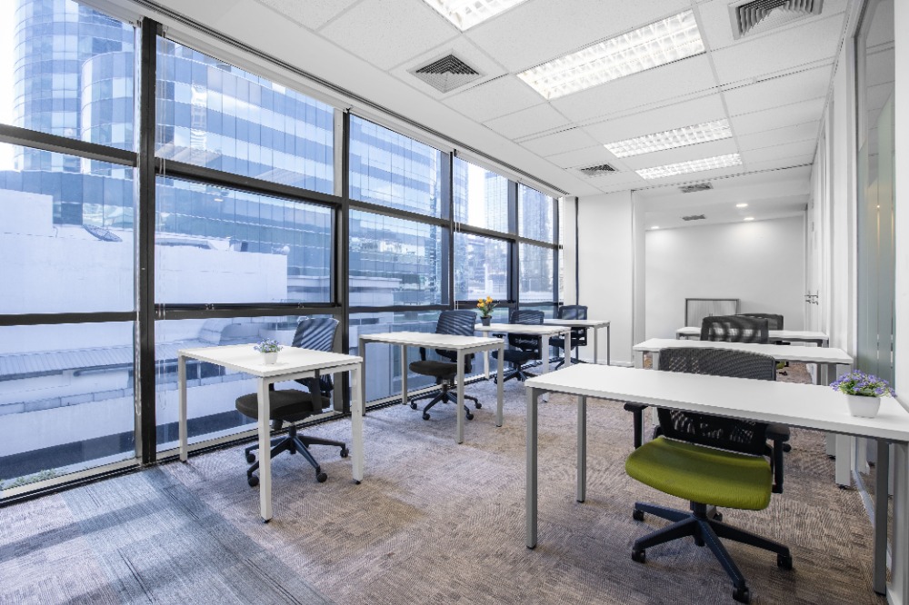 For RentOfficeSiam Paragon ,Chulalongkorn,Samyan : Open plan office space for 15 persons in Regus Gaysorn Plaza