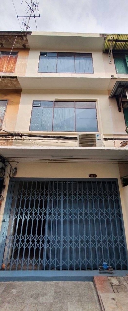 For SaleShophouseWongwianyai, Charoennakor : For sale: 2 and a half storey shophouse, renovated, Soi Krungthonburi 1, near BTS, good location, Khlong San District, Bangkok (Owner selling)