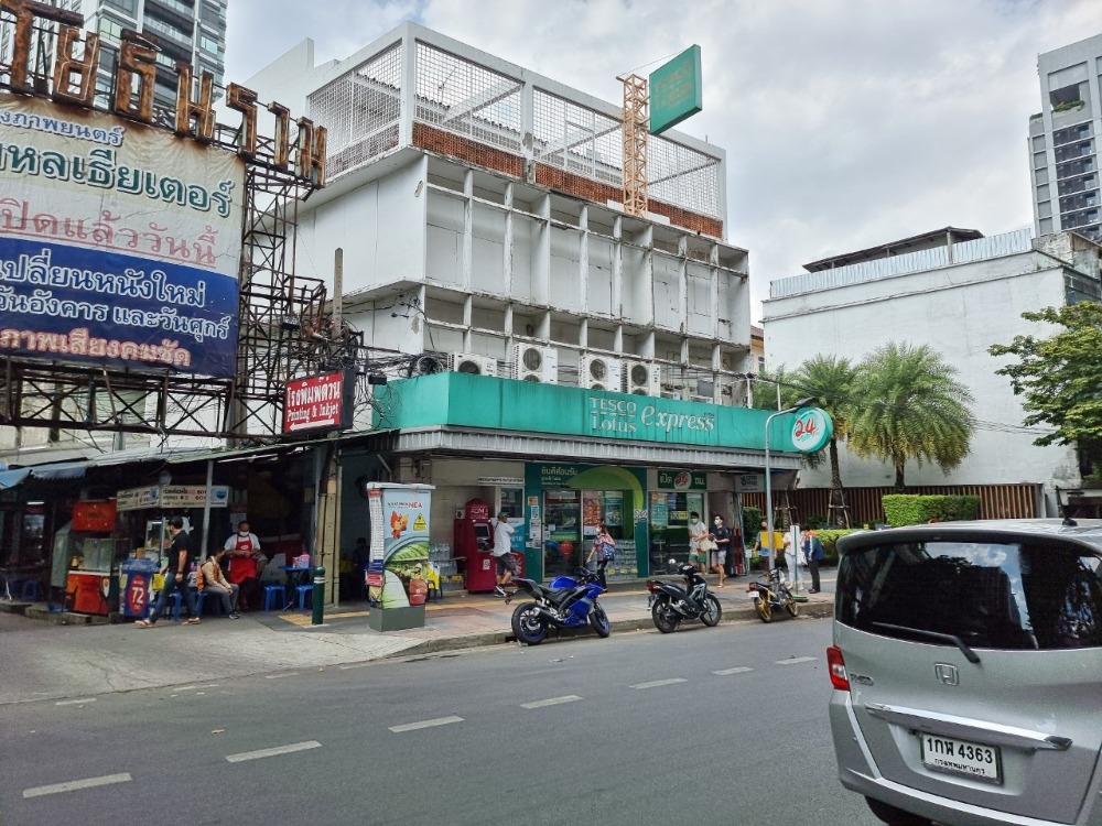 For RentShophouseSapankwai,Jatujak : Commercial building for rent on the main road, 3 rooms, head room with a view of 3 sides, 12 meters wide, only 10 meters from Saphan Khwai BTS station, opposite Big C, near Bang Sue Central Railway Station, parking in the alley for 20-30 cars.