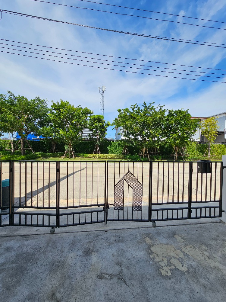 For SaleHouseBangna, Bearing, Lasalle : ✨️🚩 A house in the Bangna-Trad area with a garden in front of the house. 🔥Special price🔥