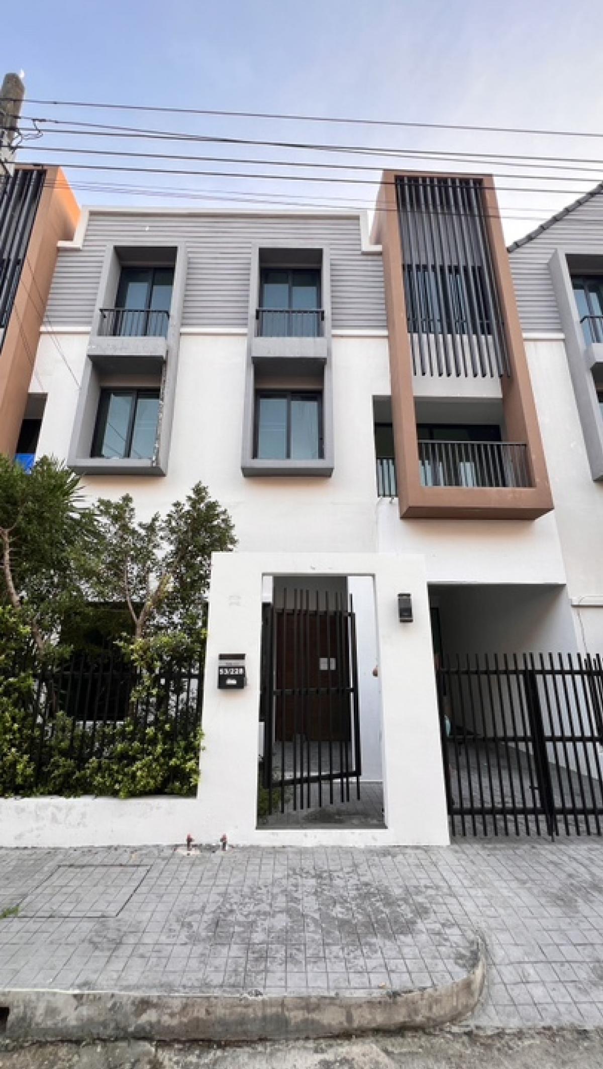 For SaleTownhouseChaengwatana, Muangthong : Townhouse for sale, 3 floors, golf ball house, cheap price