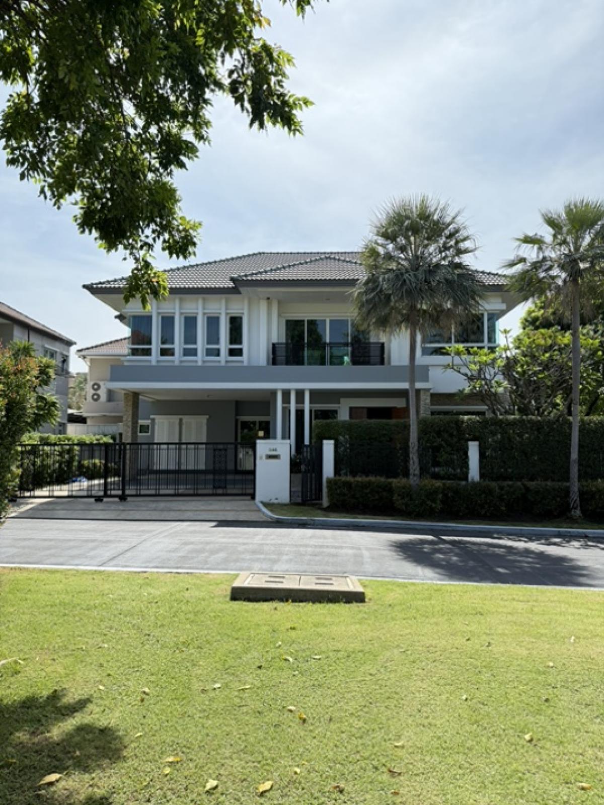 For SaleHousePattanakan, Srinakarin : For sale Grand Bangkok Boulevard Rama 9-Srinakarin 4 bedrooms, 5 bathrooms + maid 350 sq m 95 sq wa corner house, front garden view