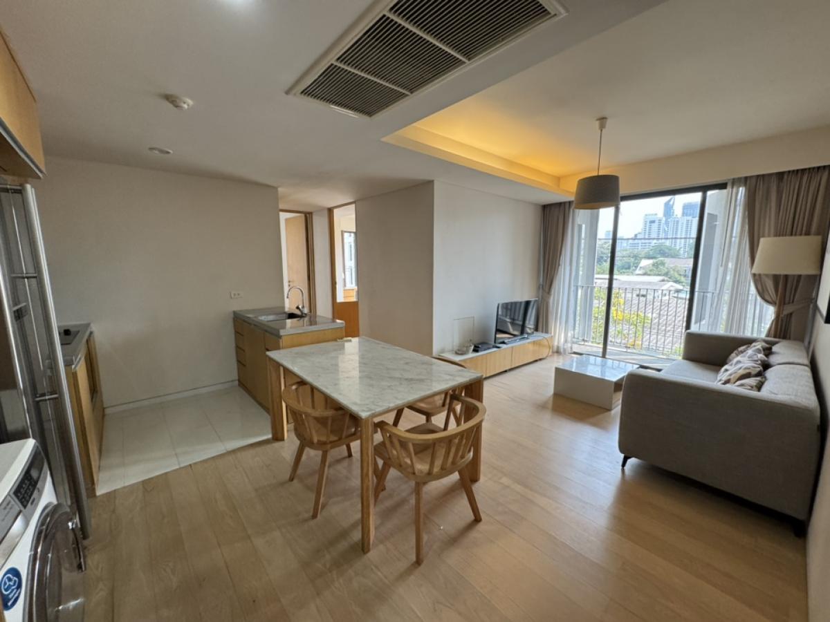 For RentCondoSukhumvit, Asoke, Thonglor : Urgent, very fast, very good price, beautifully decorated in a minimal muji style, 69 sqm. There are 2 bedrooms, 2 bathrooms. Only 41,000 only. Drag the luggage.