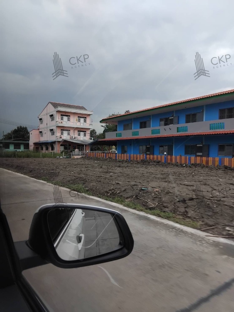 For SaleLandNonthaburi, Bang Yai, Bangbuathong : Vacant land near MRT Khlong Bang Phai and Central Westgate. There is a road next to the land. There are many roads near the land.