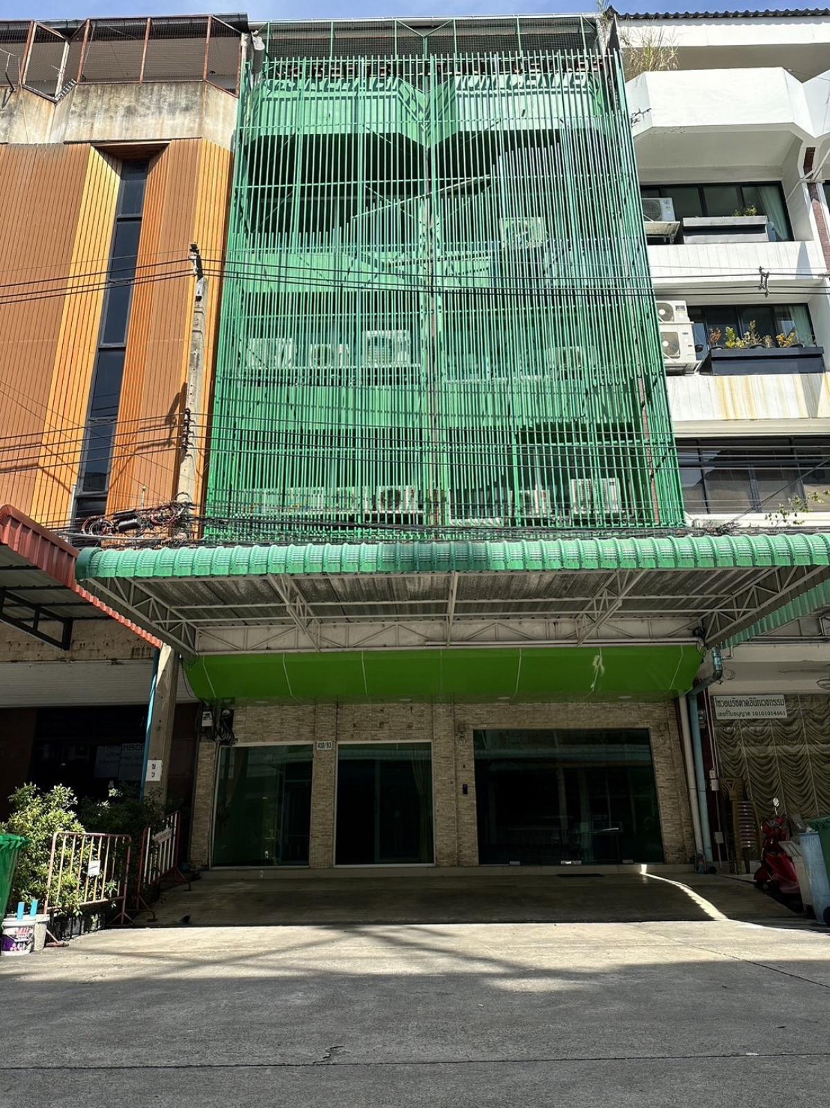 For RentShop HouseRatchadapisek, Huaikwang, Suttisan : Office building for rent, next to MRT Ratchada