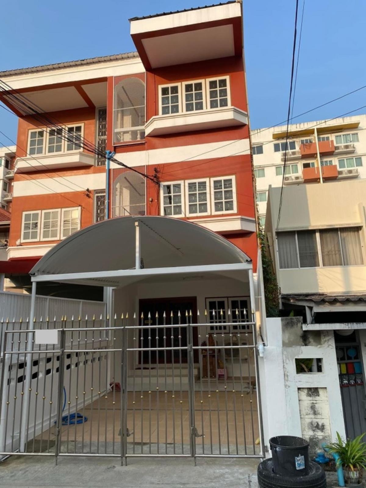 For RentHouseLadprao, Central Ladprao : ⚡3-storey townhouse, Lat Phrao Soi 29⚡ Convenient transportation, only 150 meters from the entrance of the alley, 4 Bed 5 Bath 52 sq.w. Interested, call 099-263-6615 or 085-554-9989