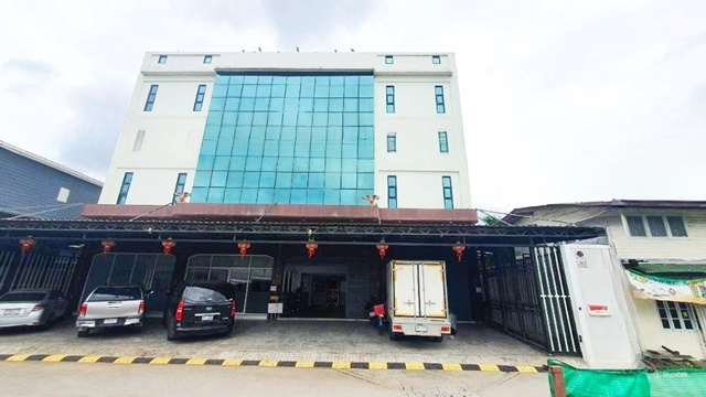 For RentOfficeYothinpattana,CDC : Makro LatPhrao 1.4km MRT LatPhrao 101 3.2km. Good location Office 6-storey office 9bed 13bath Semi