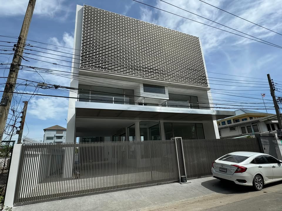 ให้เช่าโฮมออฟฟิศอ่อนนุช อุดมสุข : Home Office+Storage : 1000 Sqm, 10 Parkings, BTS Udomsuk.  Call 098-654-2399