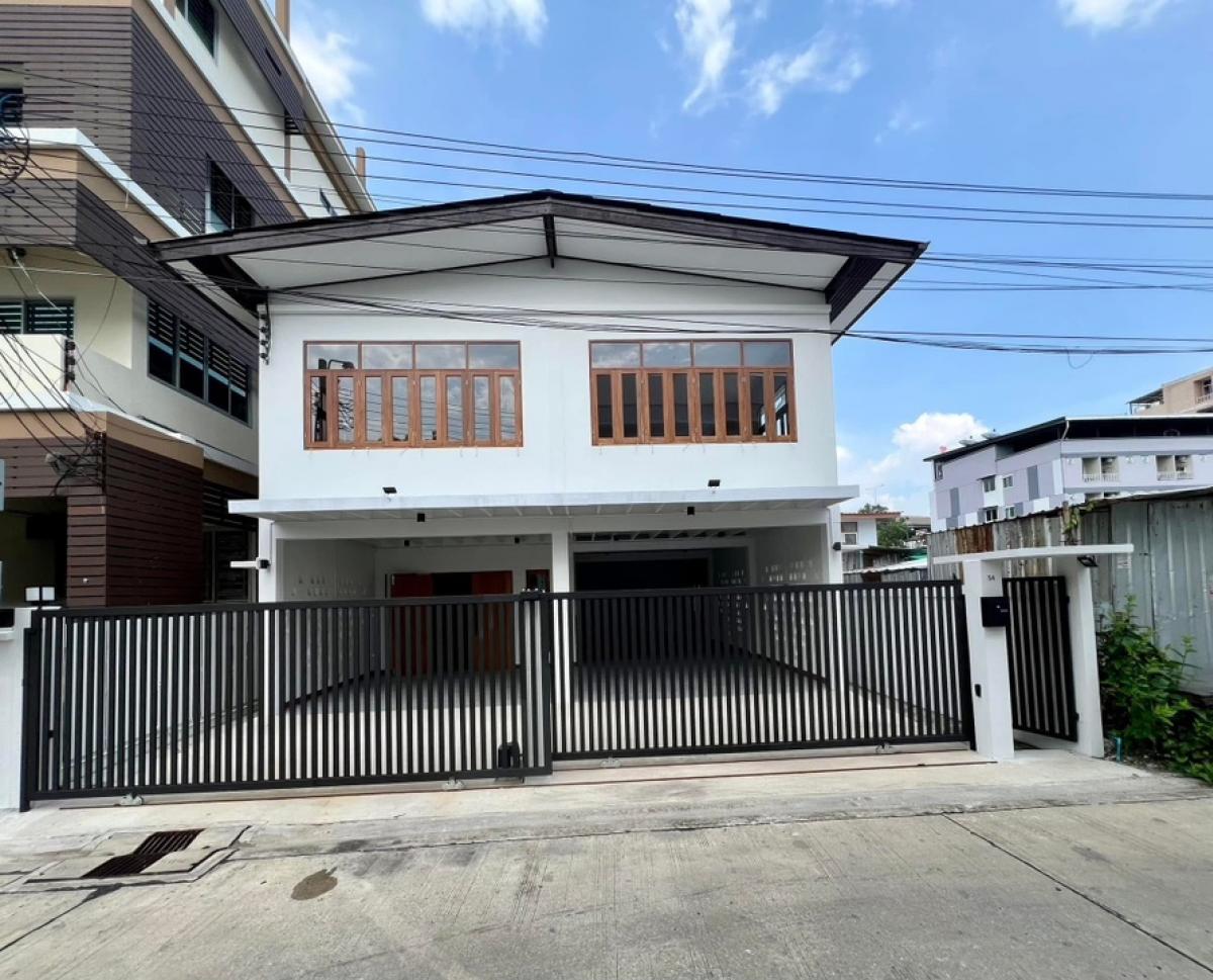 For SaleHouseOnnut, Udomsuk : For sale: 2-storey detached house, newly renovated, located in Soi Sukhumvit 5, Soi 4, Bang Chak Expressway side, Phra Khanong Tai Subdistrict, Phra Khanong District, Bangkok