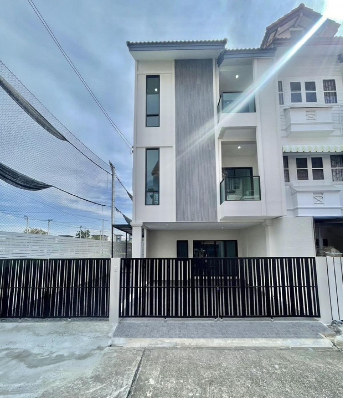 For SaleHouseOnnut, Udomsuk : 💯💫Dont miss it! Corner house, near BTS Punnawithi, 4 bedrooms, 4 bathrooms, 3 parking spaces, ready to move in, beautiful house, inexpensive price, corner townhouse, Sukhumvit 101, interested in making an appointment to see the house urgently, hurry up. I