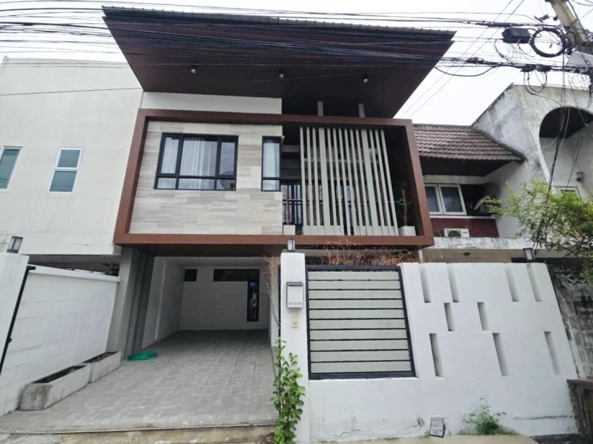 For SaleHouseOnnut, Udomsuk : For sale: 2-storey townhouse, 30 sq m, Ekkamai area, Pridi Banomyong 41, Ekkamai Road 22, Khlong Tan Nuea Subdistrict, Watthana District, Bangkok. 3 bedrooms, 3 bathrooms, newly renovated, near BTS Phra Khanong.