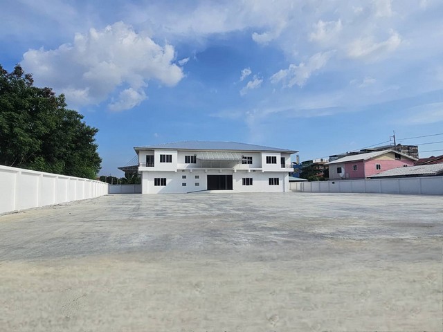 For RentShophouseBangna, Bearing, Lasalle : Warehouse for rent, near expressway, near BTS Bearing, has a cargo lift, office building and a large yard, parking for more than 50 cars, Soi Bearing 15, behind the building can go through to the new Bearing Road.