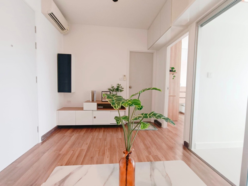 For SaleCondoRattanathibet, Sanambinna : 🏫 Condo Centric Tiwanon Station 👑 Prime location in Nonthaburi area 🚅 # Near MRT Tiwanon only 100 meters! ✨ Only 1.88 million baht ✨ Renovated the whole room, beautifully decorated as shown in the picture, ready to move in. Dont wait! There arent many goo