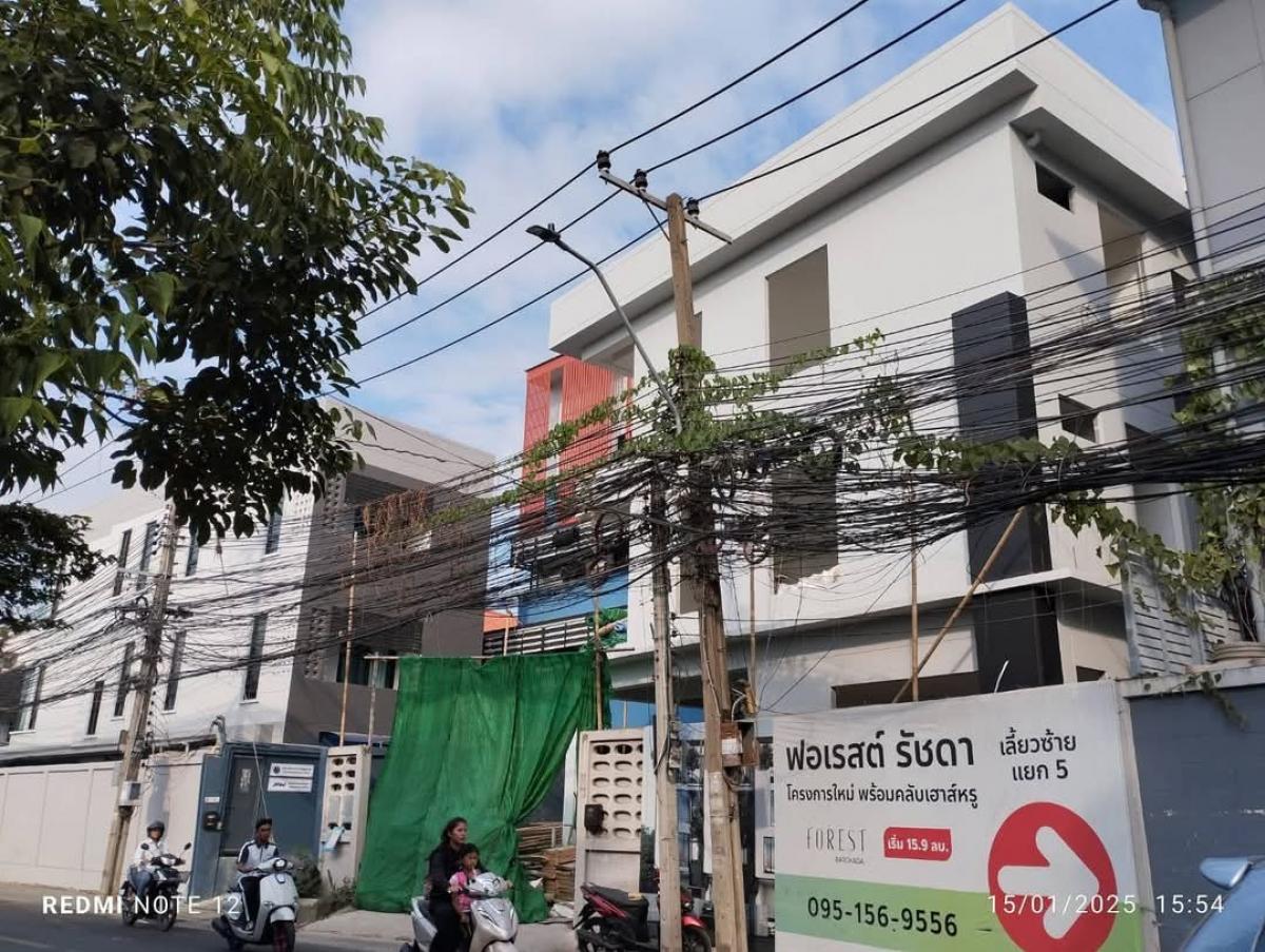 For RentTownhouseRatchadapisek, Huaikwang, Suttisan : For rent: 3-storey home office, Ratchada, Huai Khwang, Lat Phrao, Soi 20 June (new house, 80% completed), latest picture updated 15 Jan. 2025