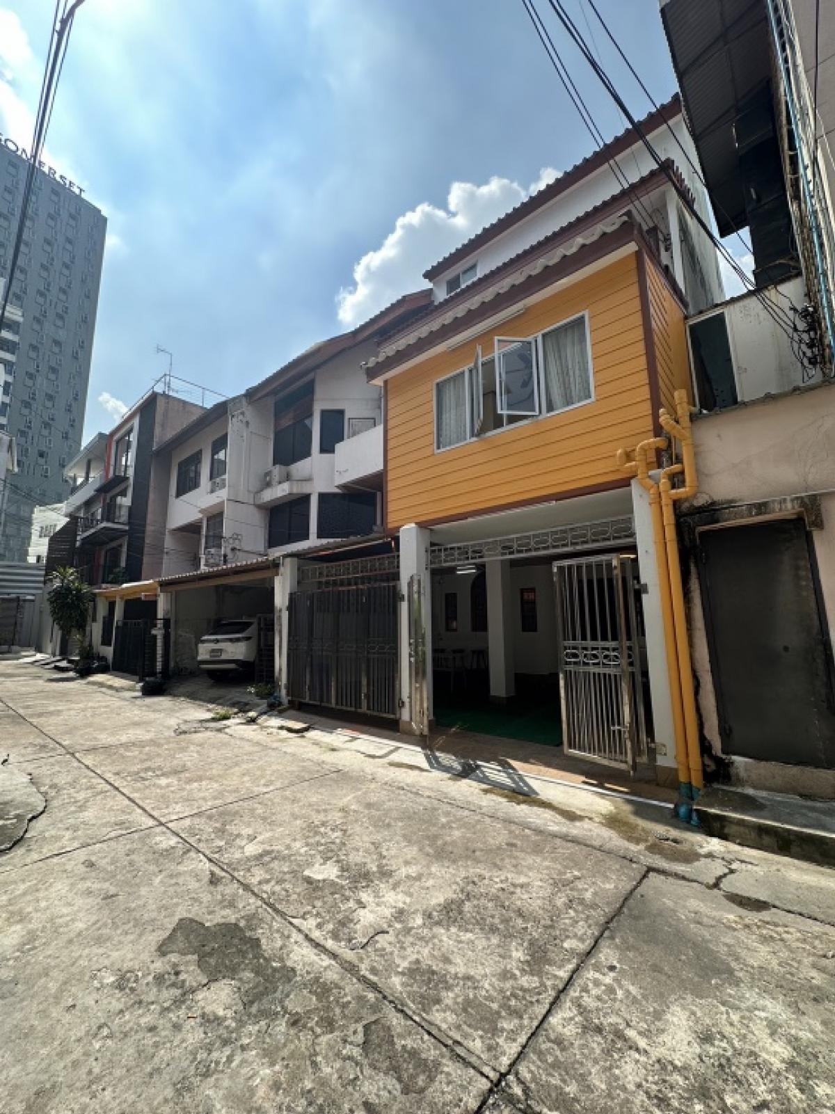 For RentHouseSukhumvit, Asoke, Thonglor : 📢👇4 Storey House for rent for living or ABNB,  located in Thonglor, where many popular restaurants, coffee shops