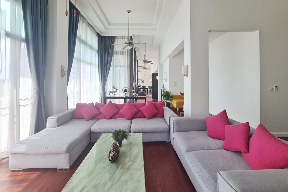 ให้เช่าคอนโดสาทร นราธิวาส : Penthouse หรู 4 ห้องนอน สีลม/สาทร ใกล้ BTS สถานีสุรศักดิ Pets friendly