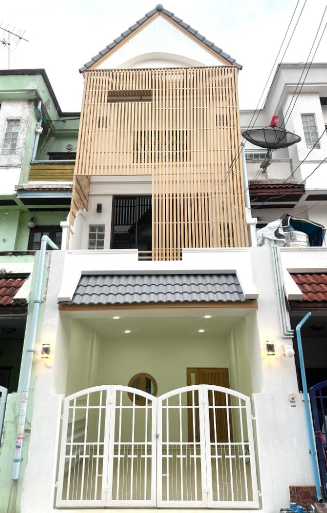 For SaleHouseLadprao, Central Ladprao : ( Code AM1118 ) House for sale Rom Ruen Chokchai 4 near Satri Witthaya 2 School 6 minutes, Central Eastville 10 minutes.