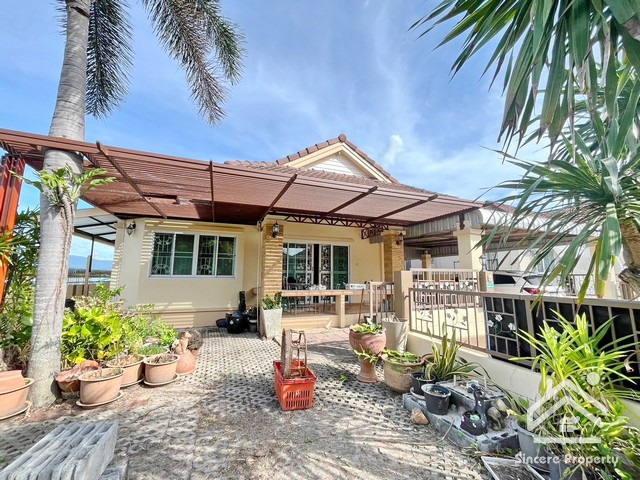 For RentHouseSriracha Laem Chabang Ban Bueng : House for rent, Sriracha, Nongkham, Chonburi, end house, has a large garden in front of the house.