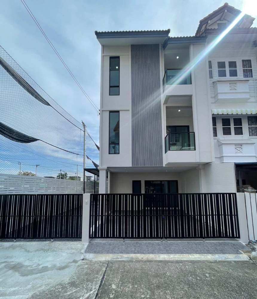 For SaleTownhouseOnnut, Udomsuk : For sale: 3-storey townhouse, good location, newly renovated, beautifully decorated, Punnawithi-Udomsuk area, near Punnawithi BTS station, only 1.8 km.