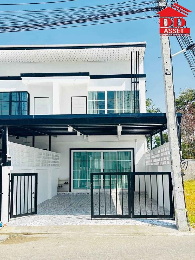 For SaleHousePattaya, Bangsaen, Chonburi : For sale: 2-storey townhouse, Rattanagorn Village 18, Chonburi, only 500 meters from Sukhumvit Road.