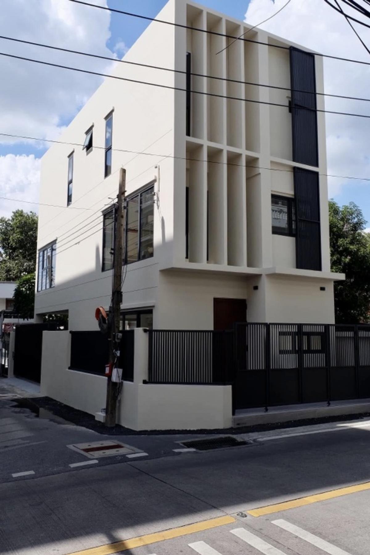 For SaleHome OfficeChokchai 4, Ladprao 71, Ladprao 48, : 💫 [For sale and rent] 3-storey home office, near MRT Sutthisan 2 km. Corner plot, on Lat Phrao 48 Road, Soi through Sutthisan Road, can easily connect to Sutthisan, Ratchada, Huai Khwang.