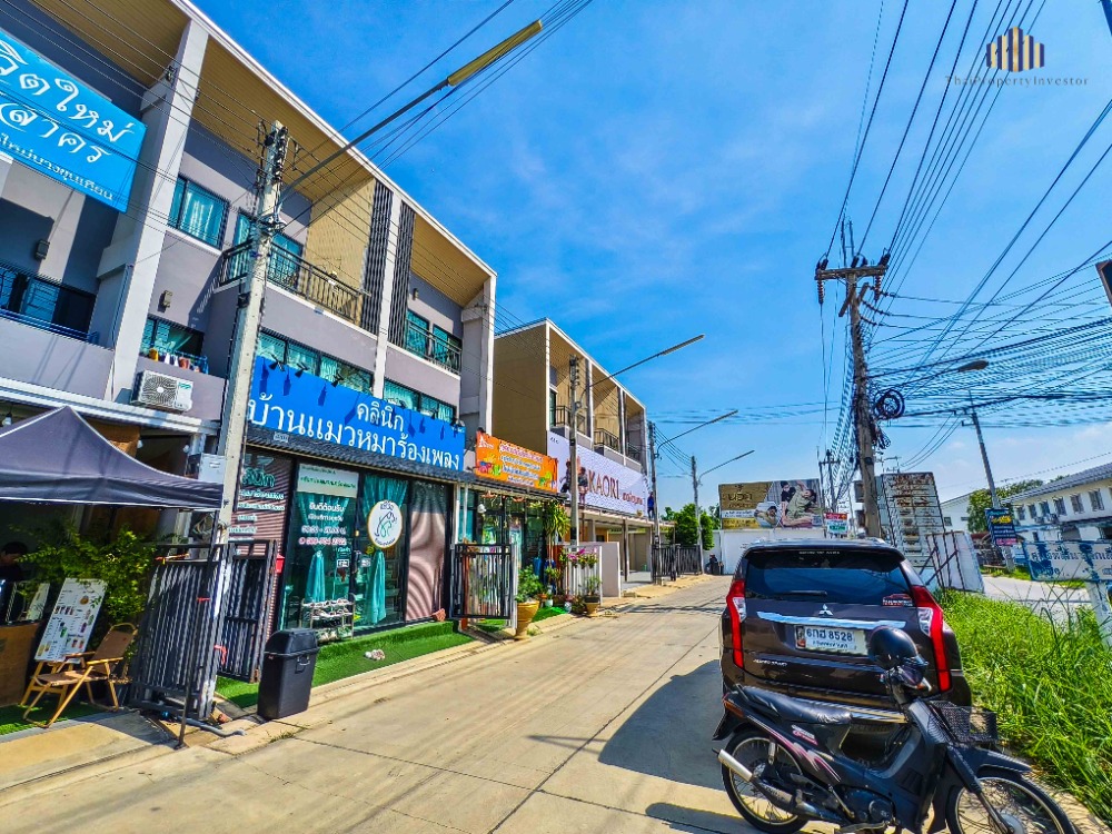 For SaleShophouseMahachai Samut Sakhon : Dont miss this great opportunity in a high potential location, ready to generate income immediately! Golden opportunity for investors! 3-storey commercial building with tenants, on the road, prime location, near the community, stable income 17,000 baht/mo