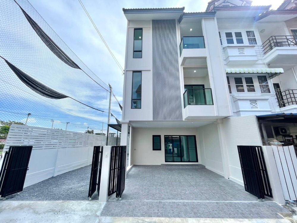 For SaleTownhouseOnnut, Udomsuk : For sale 3-storey corner townhouse - Soi Punnawithi 45