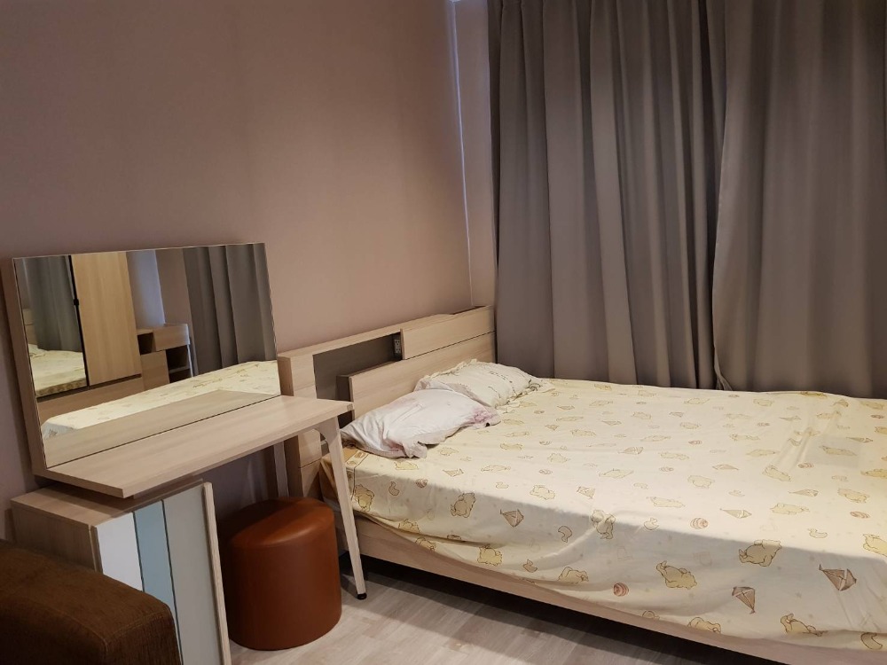 For RentCondoWongwianyai, Charoennakor : Condo for rent, Ideo Mobi Sathorn, next to BTS Thonburi, 50 meters, with furniture + washing machine, only 12,000 baht.