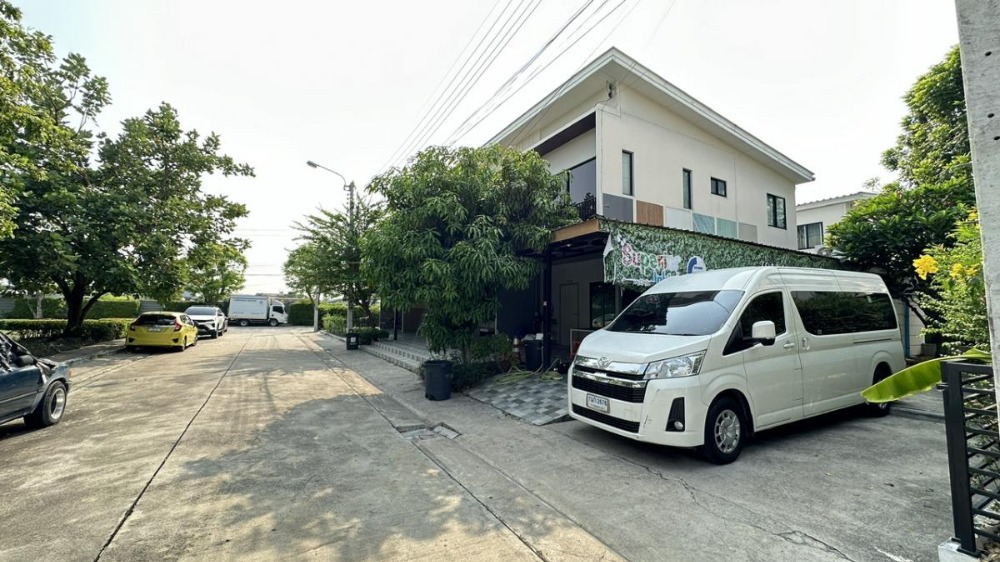 For RentTownhouseChaengwatana, Muangthong : 2-storey townhouse (corner house) decorated with wallpaper on the ground floor, added awnings in front of the house, behind the house and on the side of the house, ready to move in, there is land next to the house that can be added on.