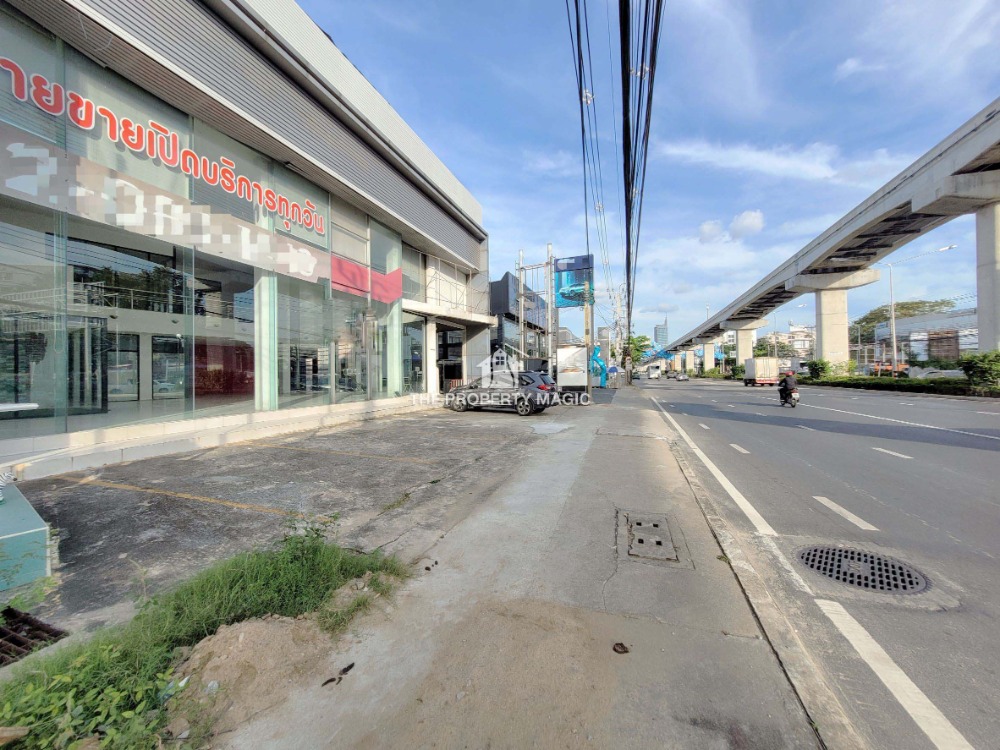 For RentShowroomChaengwatana, Muangthong : Showroom in a prime location on Chaeng Watthana-Muang Thong road with large warehouse,  ​​1,400+ sq m.