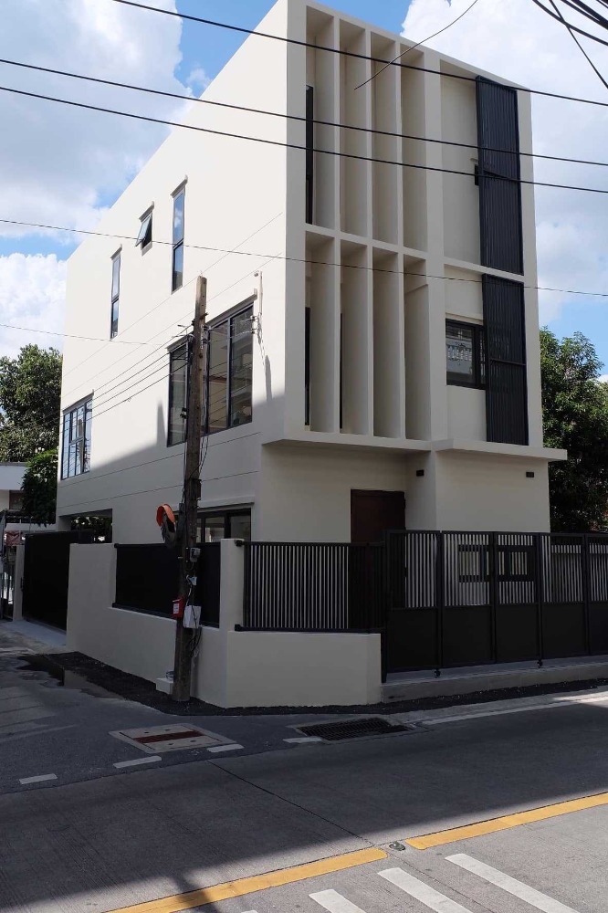 For RentHome OfficeRatchadapisek, Huaikwang, Suttisan : For rent: Home Office, 3 floors, near MRT Sutthisan 2 km.