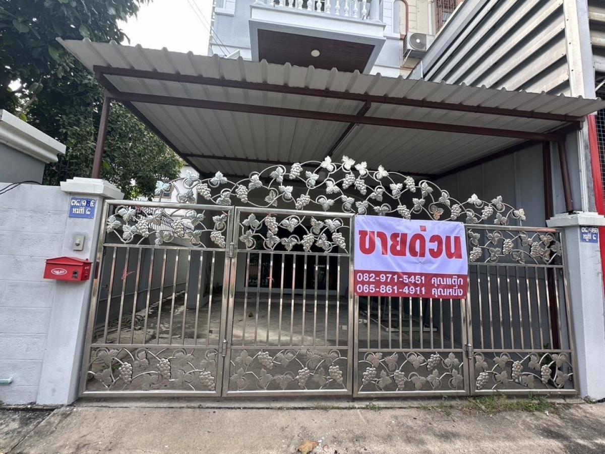 For SaleTownhouseRattanathibet, Sanambinna : Townhouse for sale, 3 floors, corner house, Soi Ratchadaphisek 9, near the Nonthaburi Government Center BTS station, enter the alley only 70 m.