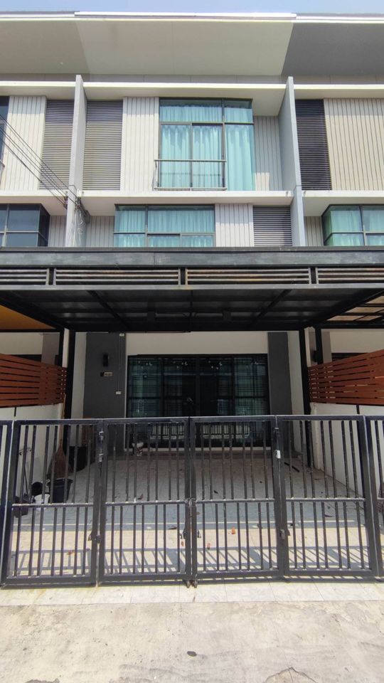 For RentTownhouseBangna, Bearing, Lasalle : 3-storey townhouse, good location, beautifully decorated, for rent in Bangna-Bangkaew area, near Mega Bangna, only 2.1 km.