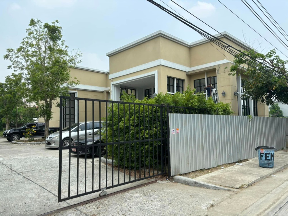 For RentLandBangna, Bearing, Lasalle : Building and Land for Rent 🏢 Building with 2 bedrooms, 3 bathrooms, size 250 sqm + land size 351 sq. wah 🔥 100,000 THB/month 🔥