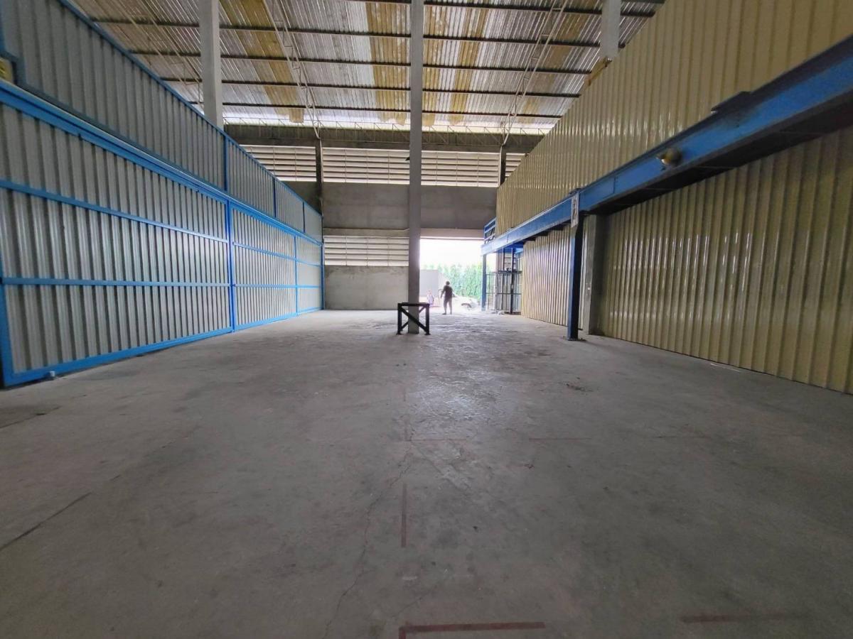 For RentWarehousePhutthamonthon, Salaya : New warehouse for rent, usable area 300 sq m. with office, air-conditioner and bathroom, Krathum Lom location, Phutthamonthon Sai 4 Road, large vehicles can enter and exit.