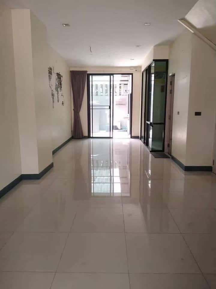 For RentHome OfficeNawamin, Ramindra : For sale/for rent! 3-storey townhouse, Block Office project, Soi Ram Intra 39, Intersection 26 / Ram Intra Km. 4. Interested, inquire by adding Line @condo168 (with @ in front)