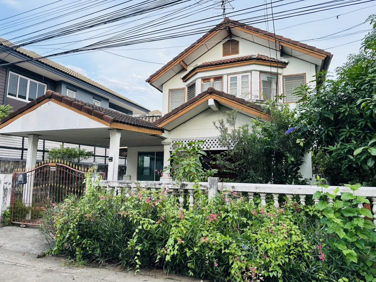 For SaleHouseSeri Thai, Ramkhamhaeng Nida : For sale: 2-storey house near The Mall Bangkapi, located at the NIDA intersection, Ramkhamhaeng, Bangkapi, Seri Thai, close by.