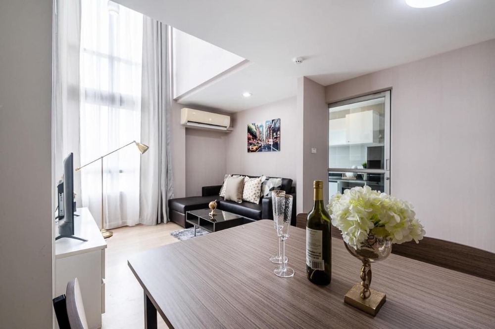 For RentCondoPathum Thani,Rangsit, Thammasat : Urgent, beautiful room 🔥🔥🔥 For rent Zoom Condo 49, beautiful room, exactly as shown in the picture, fully furnished + washing machine‼️Ready to move in (reply chat very quickly)