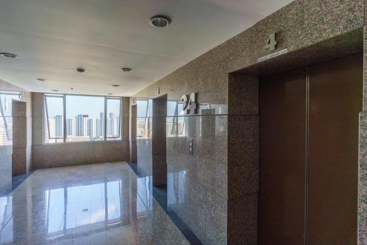 For RentOfficeRatchadapisek, Huaikwang, Suttisan : Office for rent, Forum Tower Building, 24th floor, Ratchadaphisek Road, size 56 sq m., Building No. 184, Ratchadaphisek Road, Huai Khwang District, near the MRT Cultural Center Station and Huai Khwang Station.