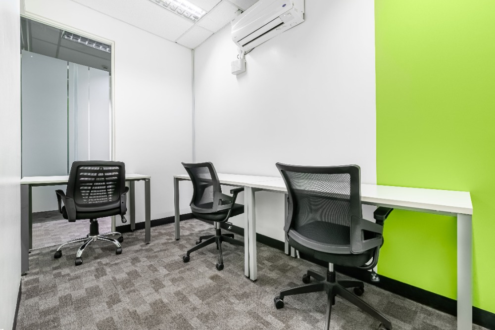 ให้เช่าสำนักงานภูเก็ต : Move into ready-to-use open plan office space for 15 persons in Regus Royal Phuket Marina