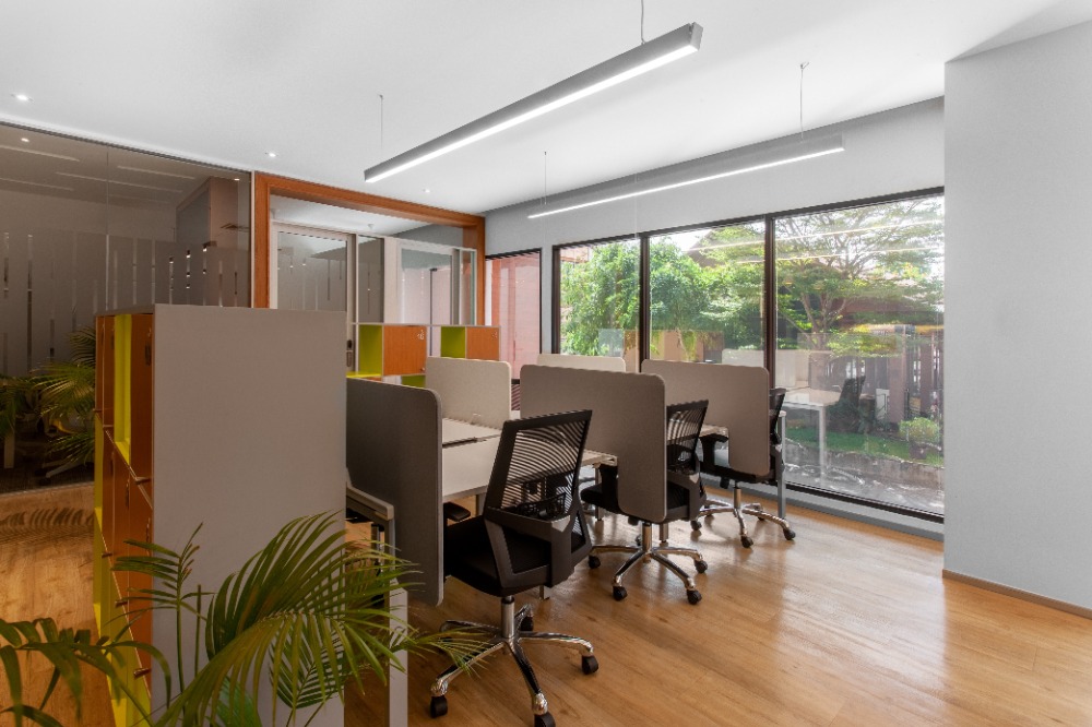 ให้เช่าเชียงใหม่ : Book a reserved coworking spot or hot desk in Regus Icon Park