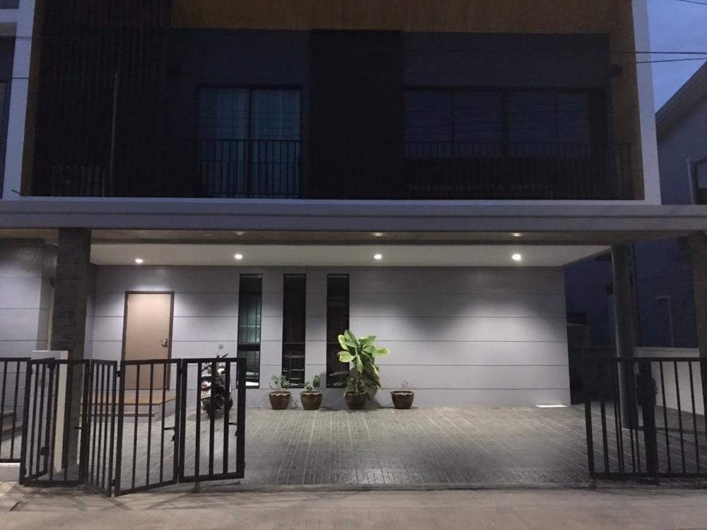 For RentHousePathum Thani,Rangsit, Thammasat : 4-bedroom house, all en-suite bathrooms, fully furnished, near Future Park, near Don Muang