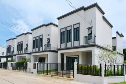 For SaleTownhouseChachoengsao : For sale: 8-meter wide detached townhouse, corner plot on main road, Bang Wa-Bang Pakong