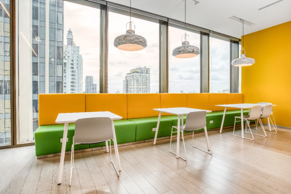 For RentOfficeRatchadapisek, Huaikwang, Suttisan : All-inclusive access to coworking space in Regus Singha Complex